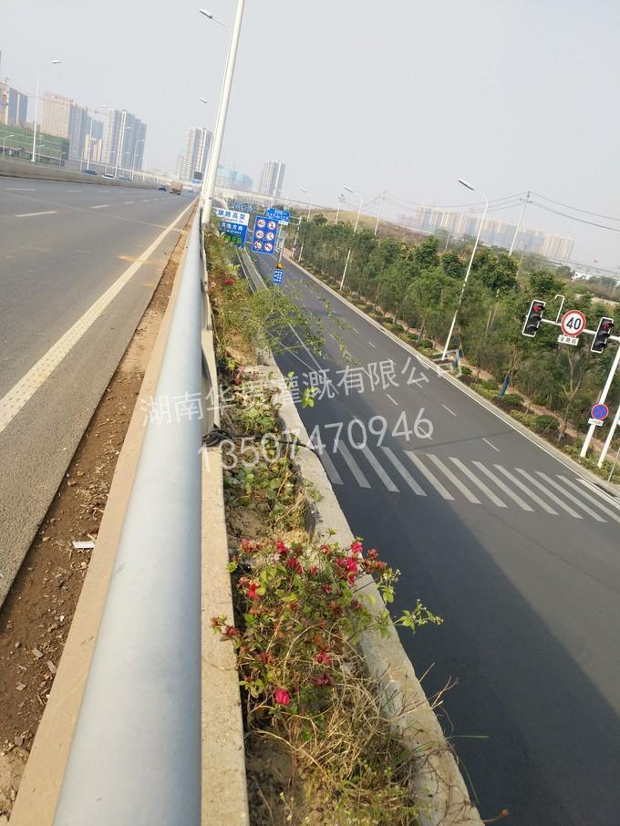 长沙红旗路高架桥花箱自动滴灌实例 